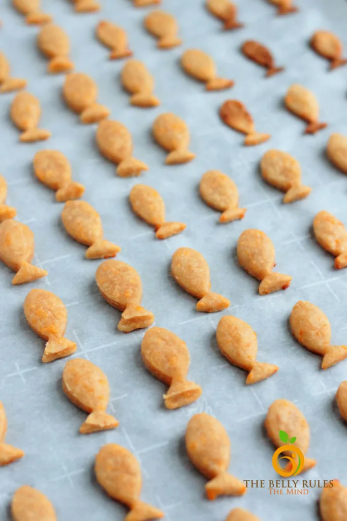 5 ingredient homemade goldfish cracker recipe by thebellyrulesthemind.net