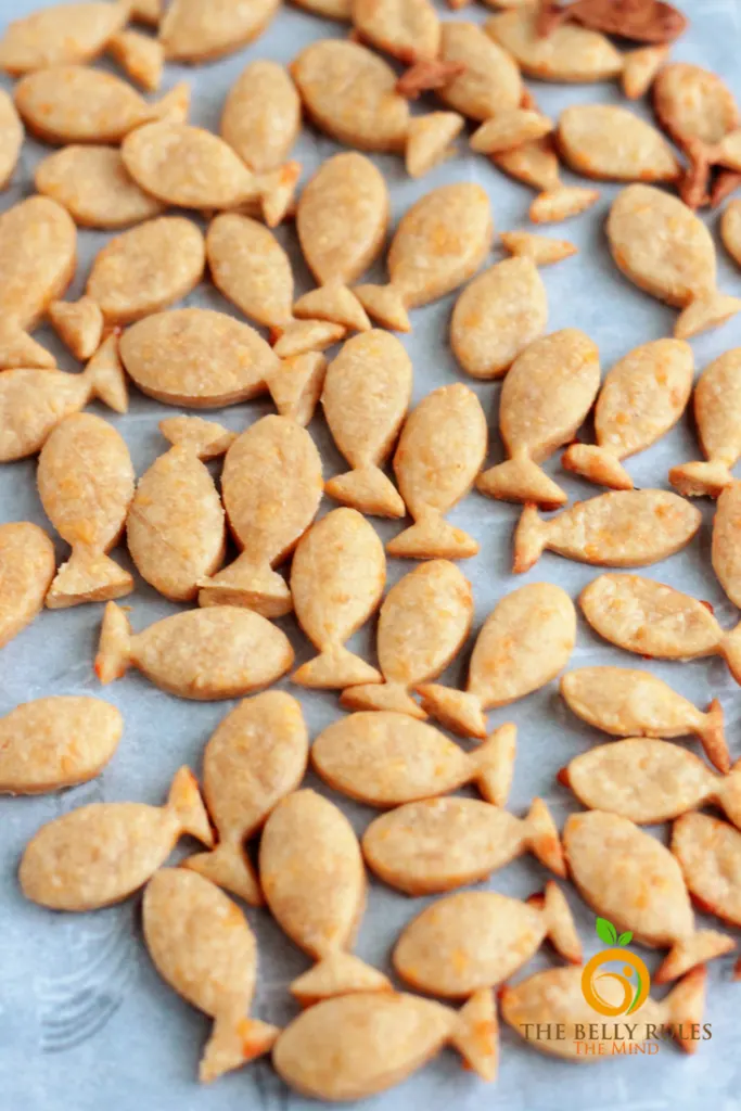 5 ingredient homemade goldfish cracker recipe by thebellyrulesthemind.net