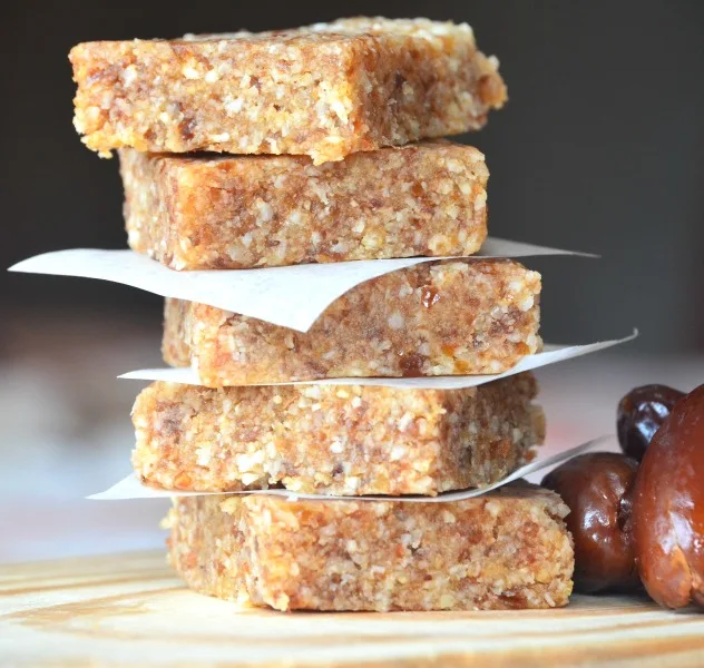 almond and date snack squares