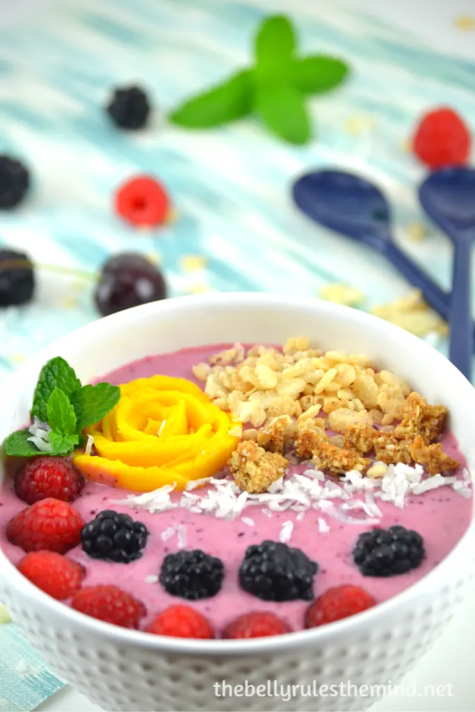 smoothie bowl berries breakfast