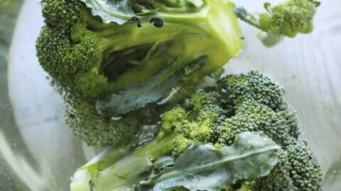 cleaning broccoli by soaking in water