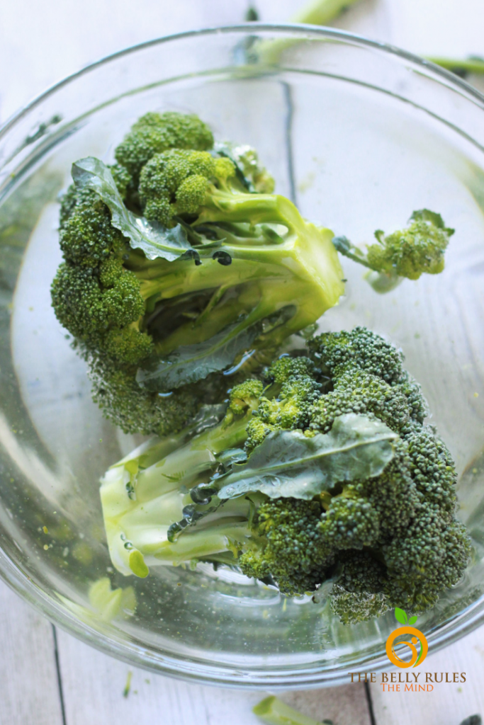 cleaning broccoli by soaking in water