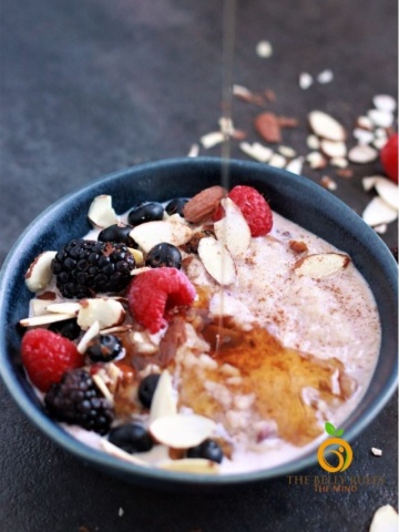 drizzinling maple syrup on rice porridge