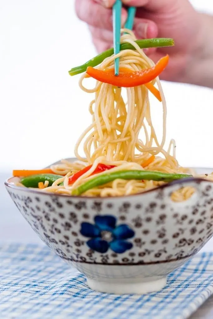 vegetable hakka noodles 