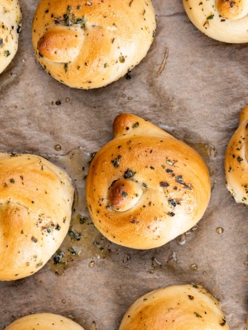 homemade garlic knots, garlic knots