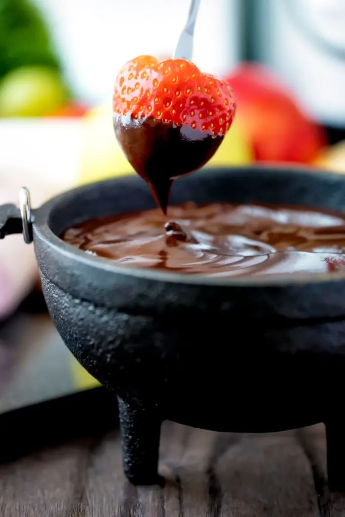 easy chocolate fondue with strawberry