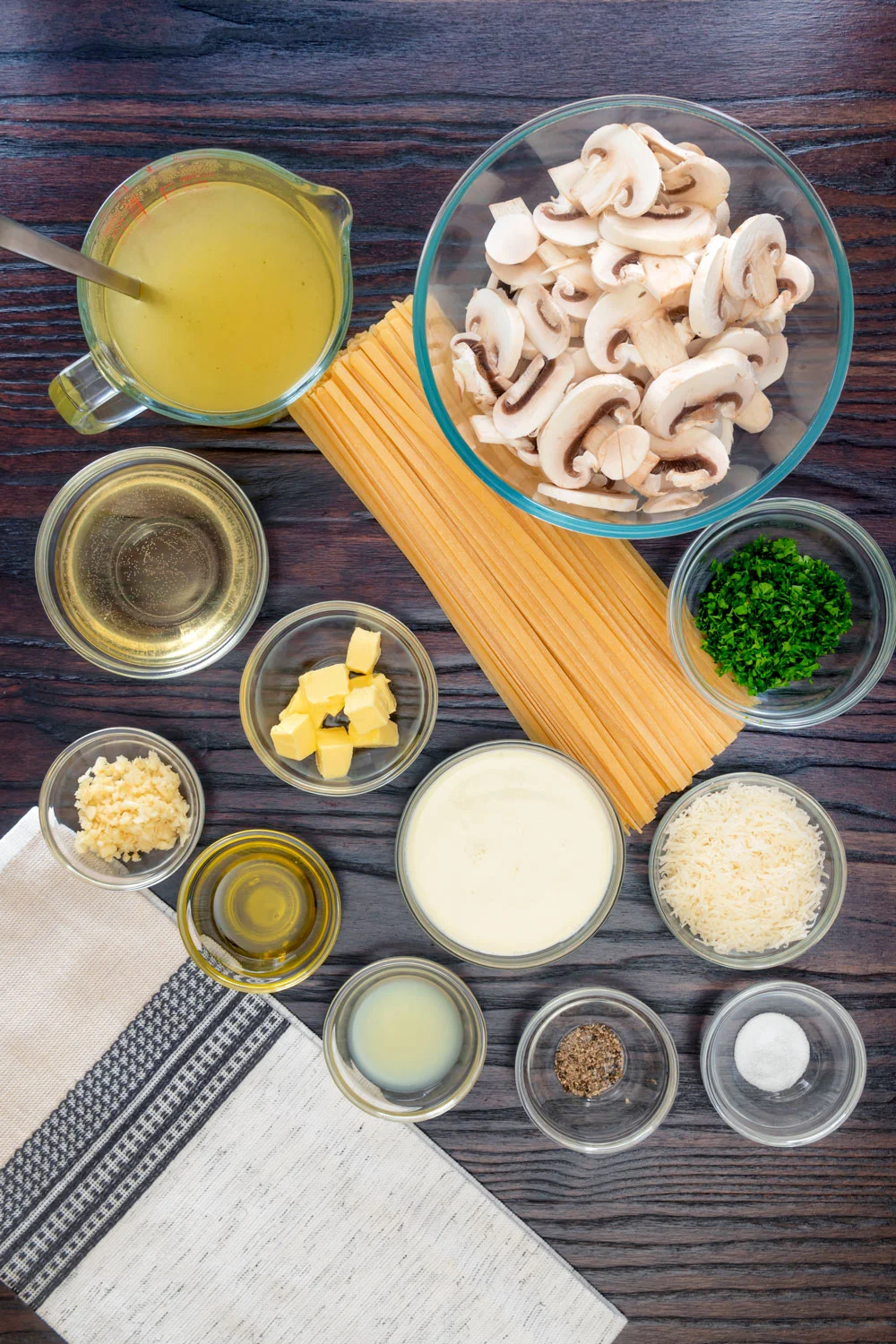 ingredients to make creamy mushroom pasta