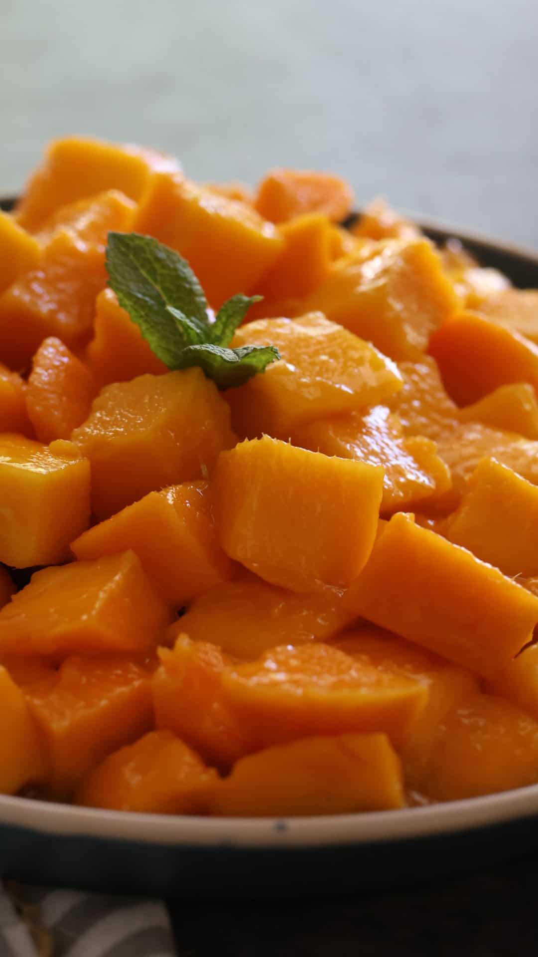 how to cut a mango