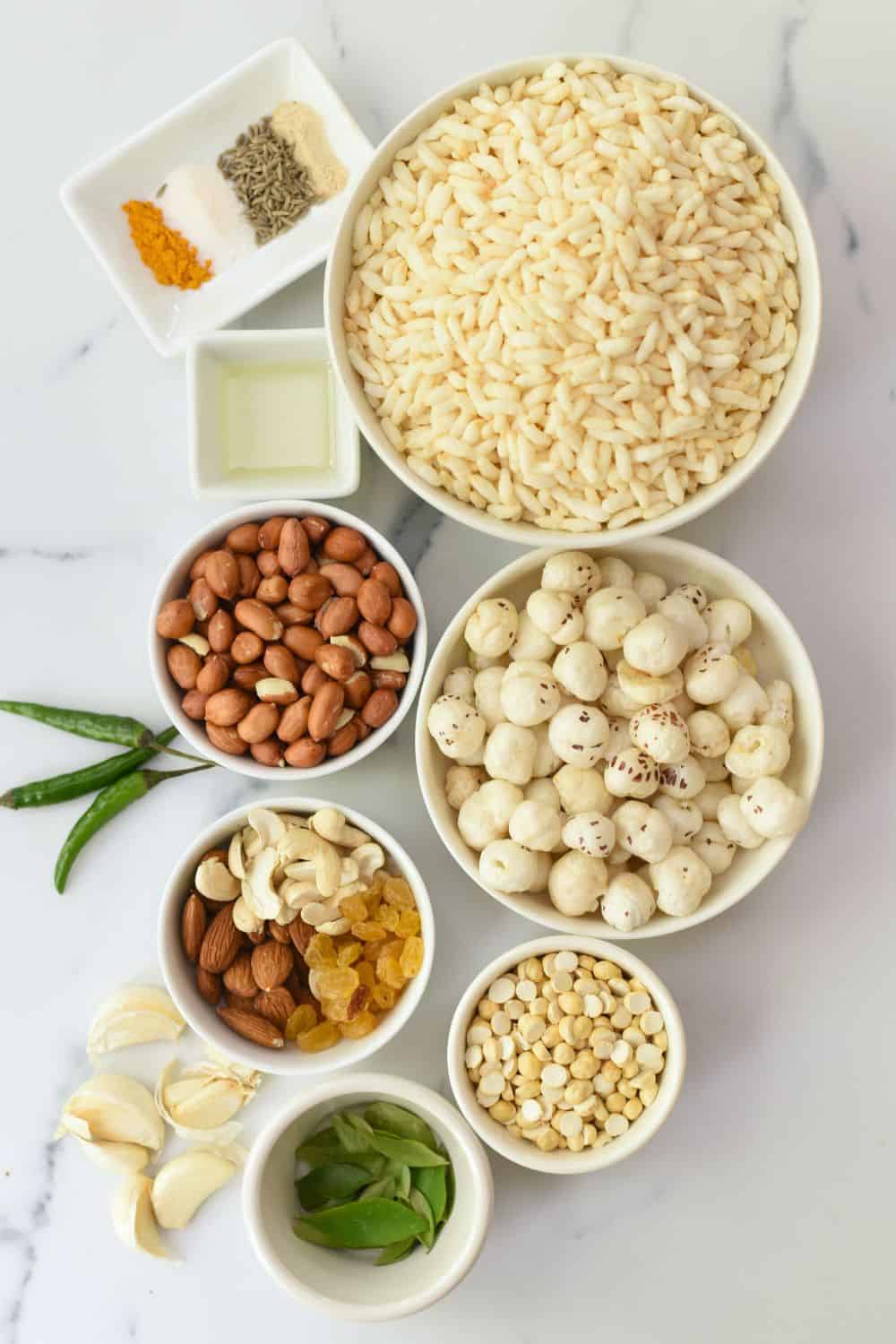 Puffed rice and spice ingredients for snacking